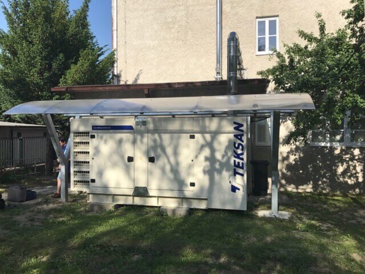 Dieselagregát Teksan pod strieškou na záhrade