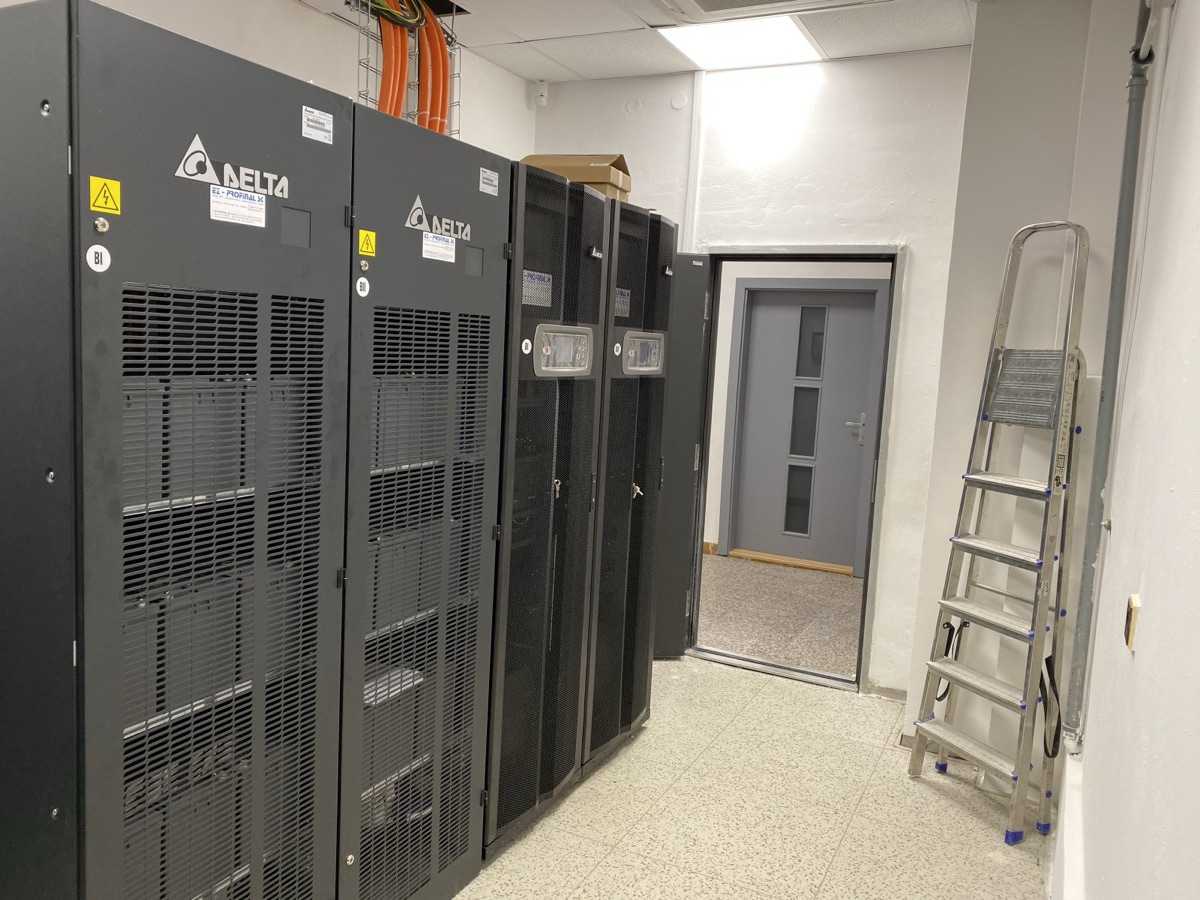 Rad UPS Delta v technickej miestnosti